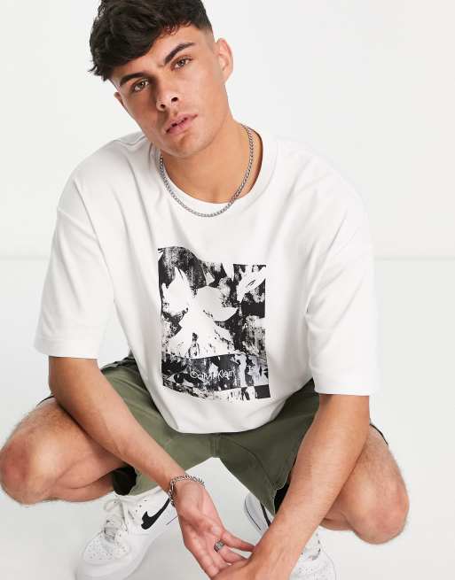 Calvin Klein – Biały pudełkowy T-shirt z nadrukiem
