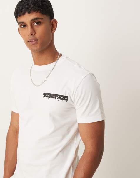 Calvin Klein – Biały T-shirt z logo w ramce na piersi - view 1