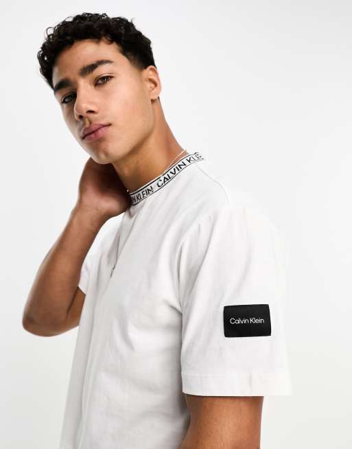 Calvin Klein – Biały T-shirt z taśmą z logo przy szyi i naszywką z logo
