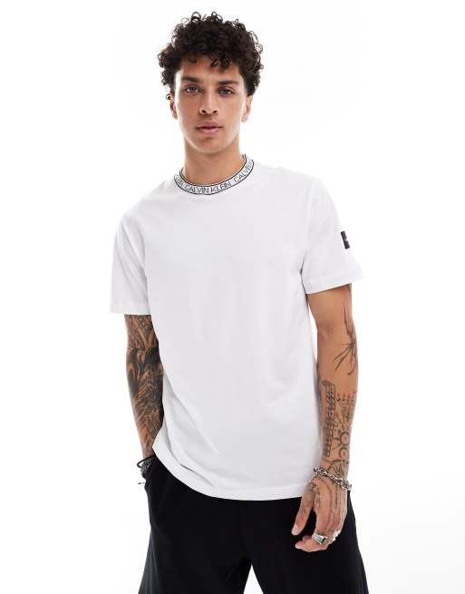 Calvin Klein – Biały T-shirt z taśmą z logo przy szyi i naszywką z logo