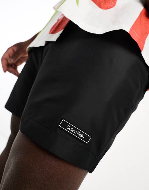 Calvin Klein – Big & Tall – Core Solids – Svarta, medellånga badshorts med dragsko, 3 av 4