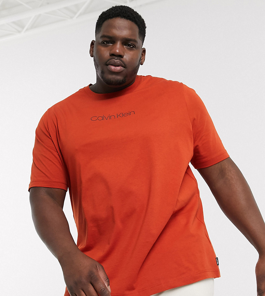 Calvin Klein Big & Tall - T-shirt arancione con logo al centro - In esclusiva per ASOS