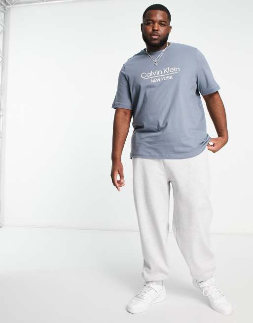 Calvin Klein - Big & Tall - T-shirt met logo in het midden in grijs, 3 van 4