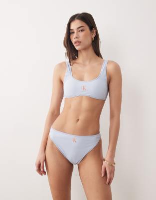 Calvin Klein - Bikinihose in Blau mit Logo und hohem Beinausschnitt