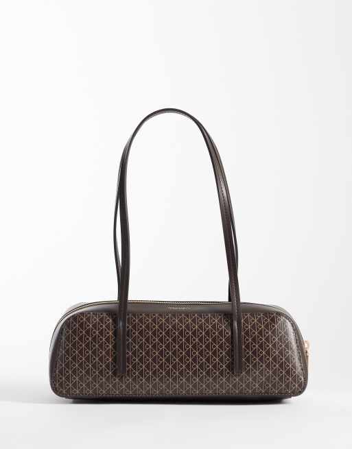 Calvin Klein - bolso de hombro tipo bauletto con estampado integral de emblemas en marrón chocolate, 1 de 4