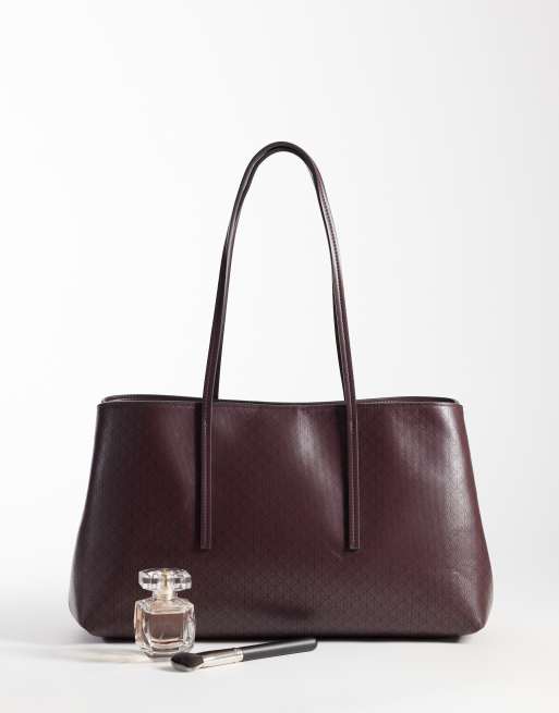 Calvin Klein - Bolso tote mediano marrón caramelo con estampado de emblema, 2 de 4