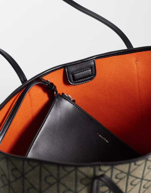 Calvin Klein - Bolso tote negro con estampado integral de emblema y monedero, 2 de 4