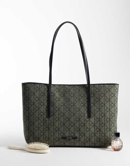 Calvin Klein - Bolso tote negro con estampado integral de emblema y monedero, 3 de 4
