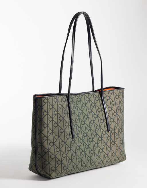 Calvin Klein - Bolso tote negro con estampado integral de emblema y monedero, 4 de 4