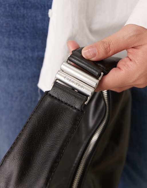 Calvin Klein - Borsa a mezzaluna nera lucida convertibile con fibbia , 2 di 4
