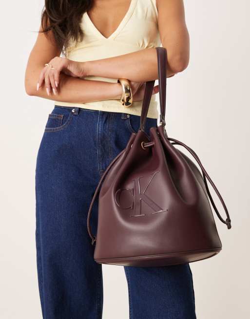 Calvin Klein - Borsa a secchiello color bordeaux con logo CK imbottito, 2 di 4