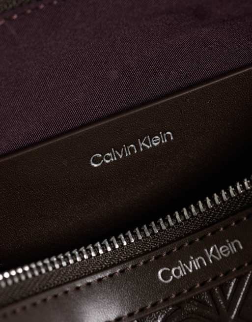 Calvin Klein borsa a spalla con stampa logo e tracolla in marrone cioccolato, 3 di 4