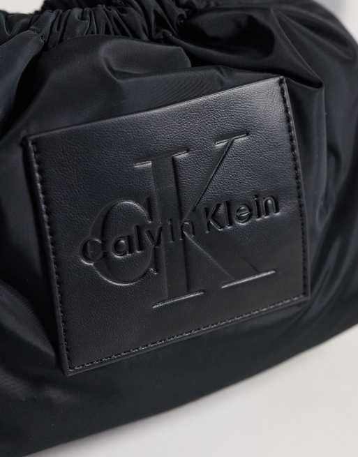 Calvin Klein - Borsa a tracolla in nylon nera con coulisse e logo vistoso, 3 di 4