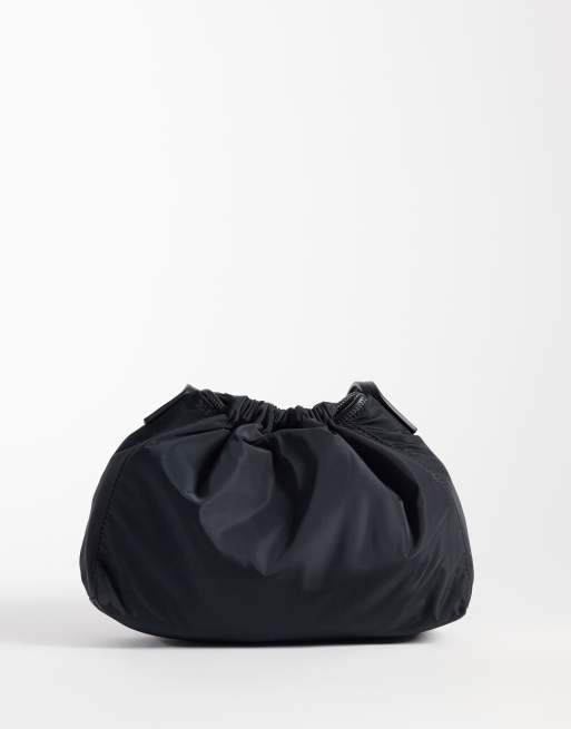 Calvin Klein - Borsa a tracolla in nylon nera con coulisse e logo vistoso, 4 di 4