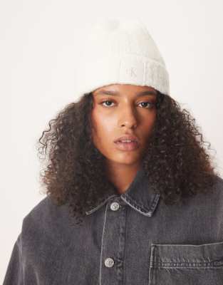 Calvin Klein - Bouclé-Strickmütze in Weiß mit Aufnäher