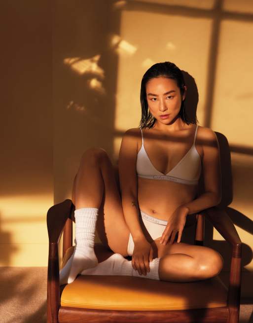 Calvin Klein - Brassière a triangolo in cotone color crema con bordo nastrato con logo dorato