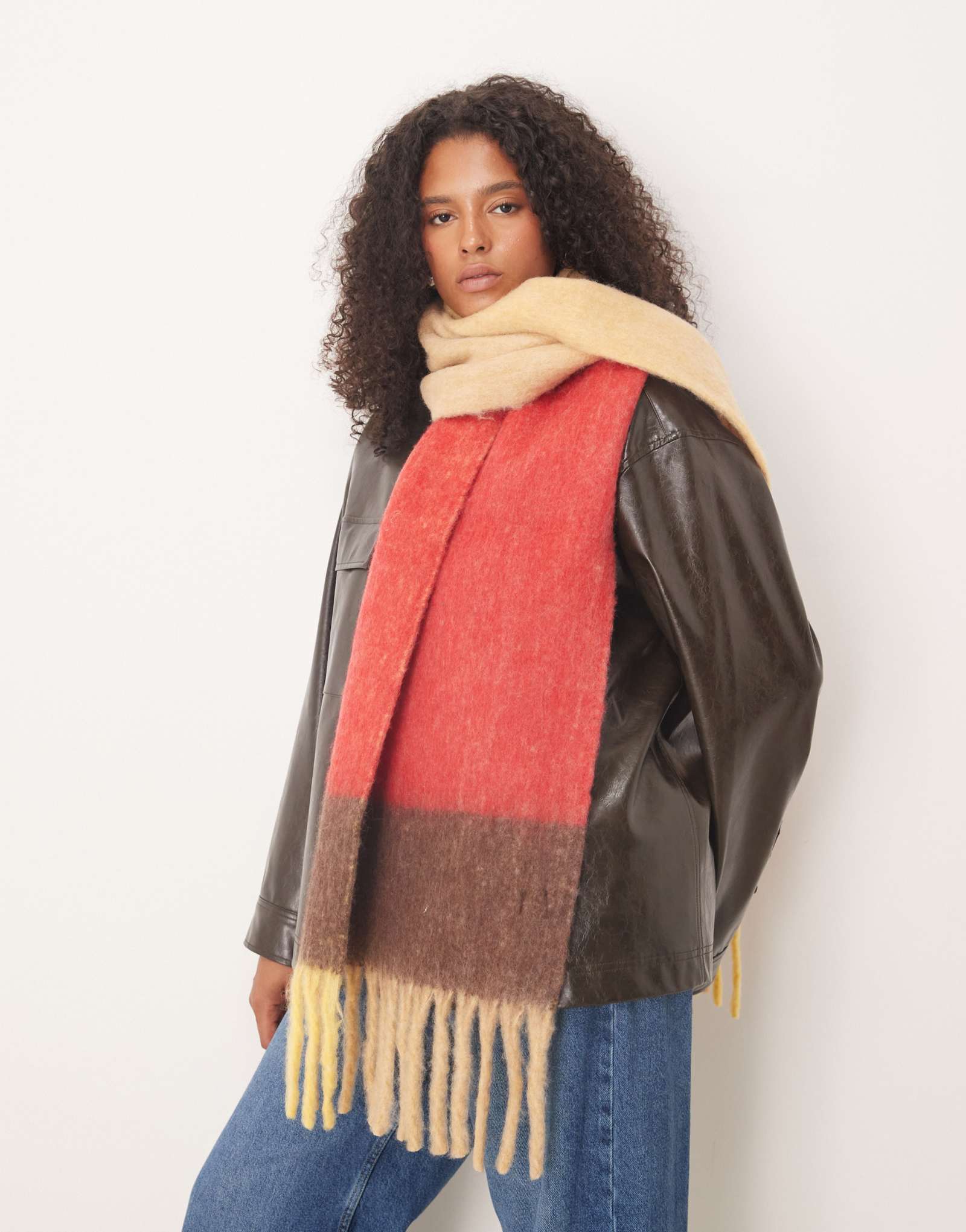 Огненно-красный клетчатый шарф с кисточками от Calvin Klein