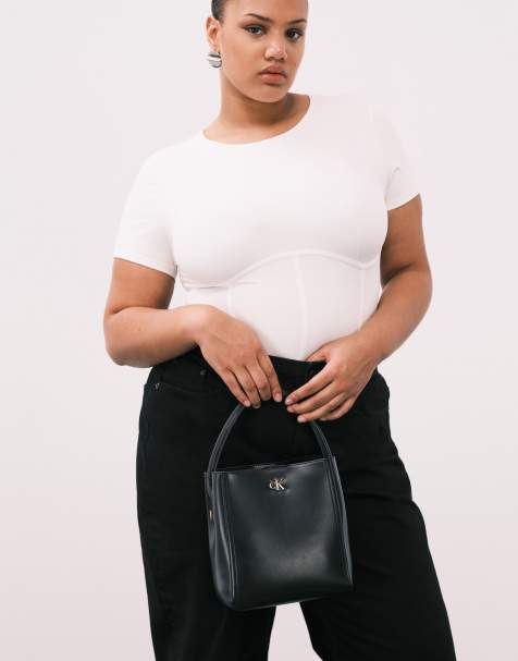 Calvin Klein – Bucket Bag in Schwarz mit langem Riemen - view 1