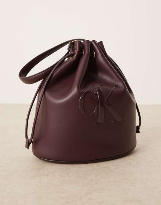 Calvin Klein - Buckettas met CK-logo in reliëf in bordeauxrood, 4 van 4