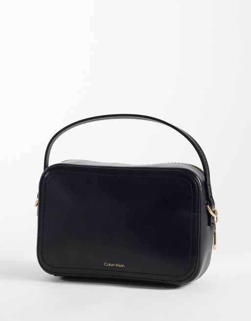Calvin Klein cameratas met crossbodyriem en goudkleurige details in zwart, 3 van 4