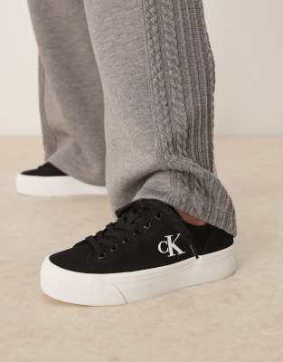 Calvin Klein - Canvas-Sneaker in Schwarz mit vulkanisierter, flacher Plateausohle