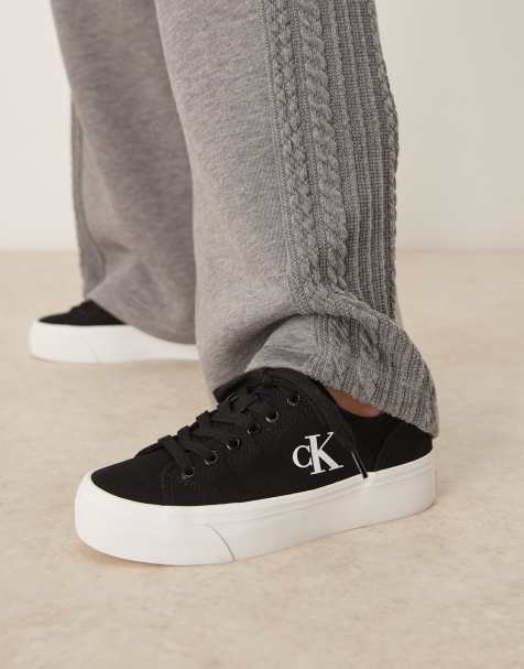 Calvin Klein – Canvas-Sneaker in Schwarz mit vulkanisierter, flacher Plateausohle - view 1