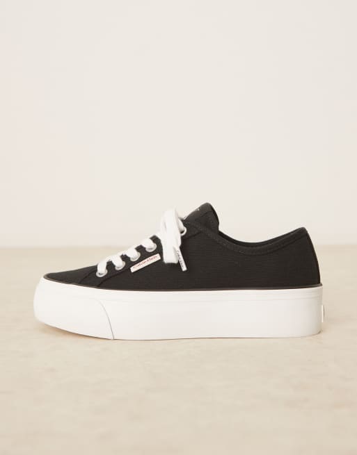 Calvin Klein – Canvas-Sneaker in Schwarz mit vulkanisierter, flacher Plateausohle, 2 von 5