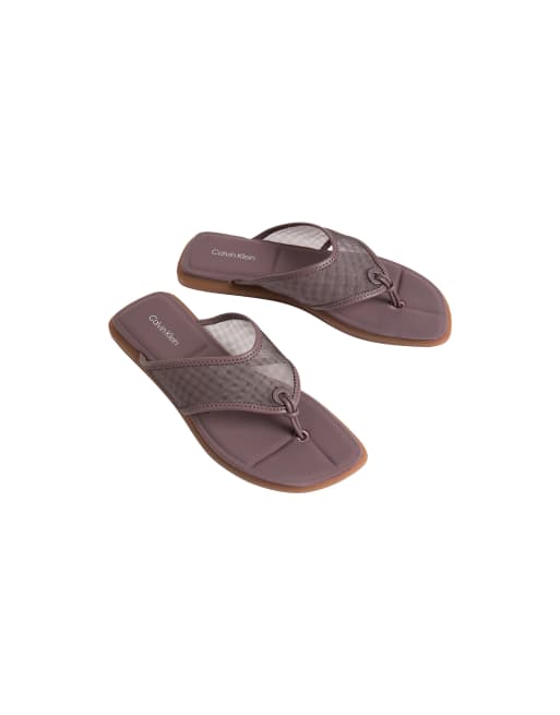Calvin Klein – Carla – Zehenstegsandalen aus Netzstoff in der Farbe Pfefferkorn mit eckiger Zehenpartie, 2 von 4