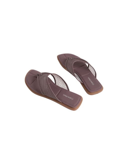 Calvin Klein – Carla – Zehenstegsandalen aus Netzstoff in der Farbe Pfefferkorn mit eckiger Zehenpartie, 4 von 4