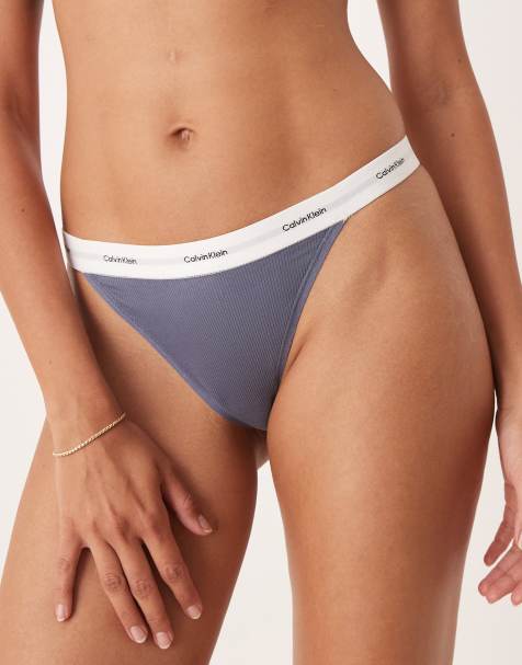 Calvin Klein – Ciemnoniebieskie prążkowane stringi z modalu - view 1