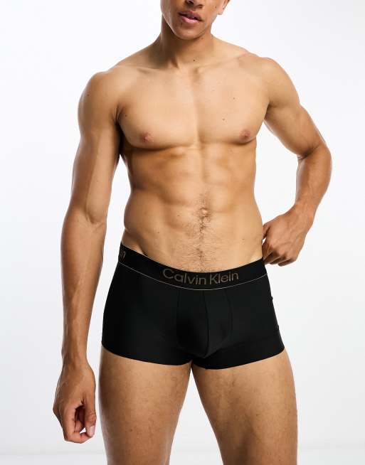 Calvin Klein – CK Black – Tief sitzende Unterhose in Schwarz mit goldfarbenem Logo auf dem Bund, 2 von 4