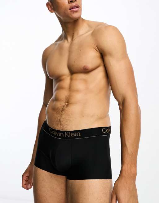 Calvin Klein – CK Black – Tief sitzende Unterhose in Schwarz mit goldfarbenem Logo auf dem Bund, 4 von 4