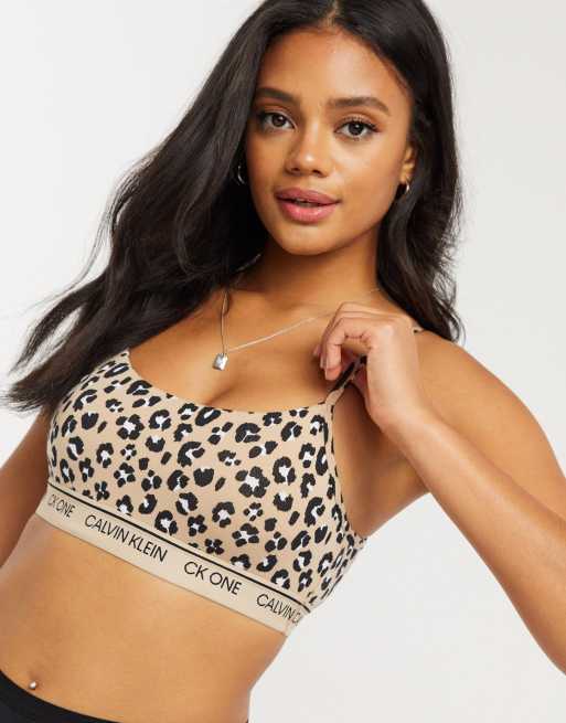 Calvin Klein – CK One – Leopardmönstrad ofodrad bralette i bomull