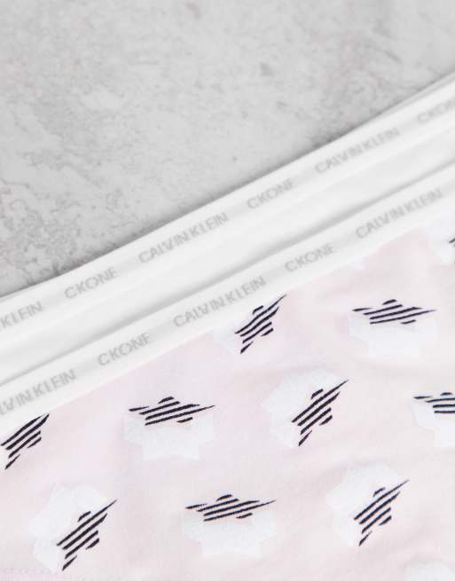 Calvin Klein - CK One - Pakke med 2 G-strenge i hvid og lyserød med stjerneprint, 3 af 4