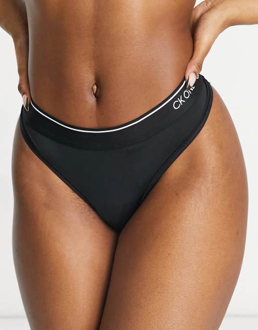Calvin Klein – CK One – Svart stringtrosa med logga