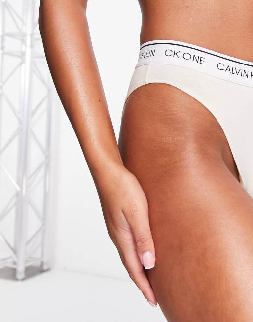 Calvin Klein - CK One - Tanga échancré - Croissant de lune décoloré, 2 de 4