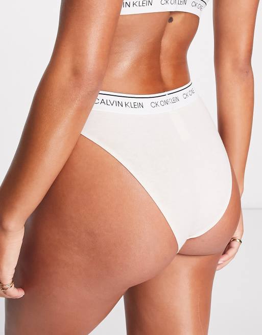 Calvin Klein – CK One – Tanga in blassem Mondweiß mit hohem Beinausschnitt, 3 von 4