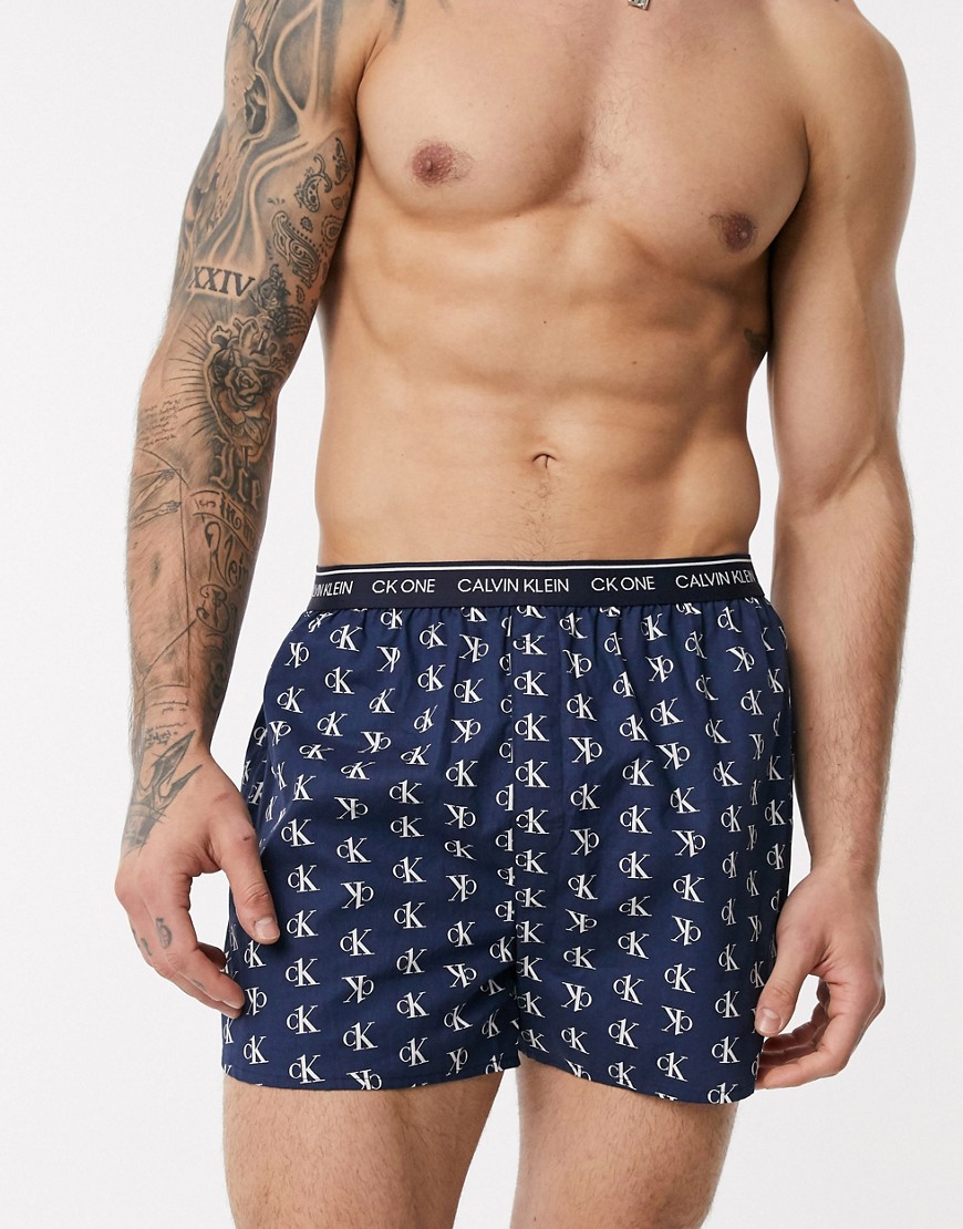 Calvin Klein – CK One – Vävda boxershorts med heltäckande loggmönster-Marinblå