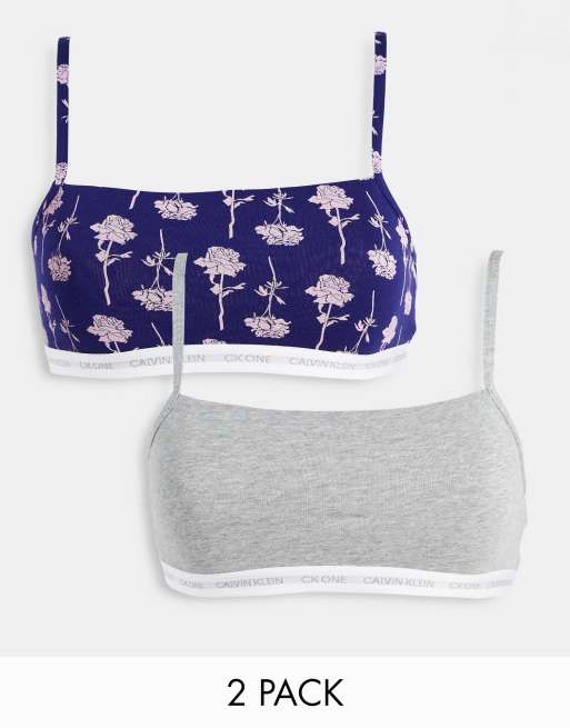 Calvin Klein – CK One – Zestaw 2 bawełnianych braletek z logo w kolorze szarym i niebieskim w różany wzór