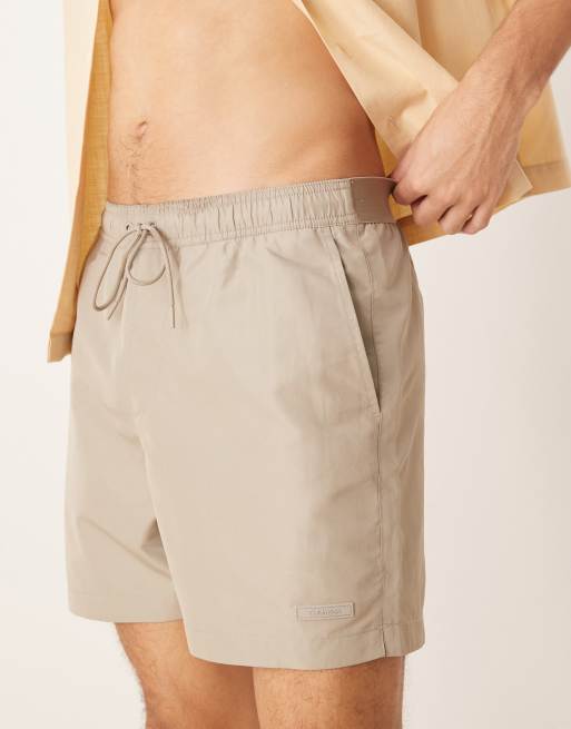 Calvin Klein – CK Refined – Mittellange Badeshorts in Vintage-Khaki mit Tunnelzug