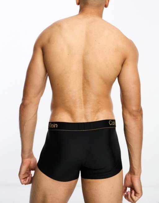 Calvin Klein – CK – Svarta trunks med låg midja och guldfärgad logga på midjebandet, 3 av 4