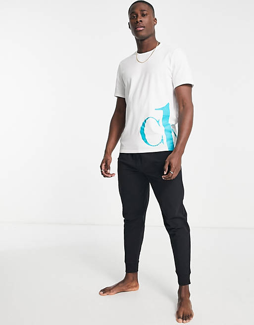 CK1 Asos Uomo Abbigliamento Abbigliamento per la notte Loungewear T-shirt da casa bianca con stampa grafica 
