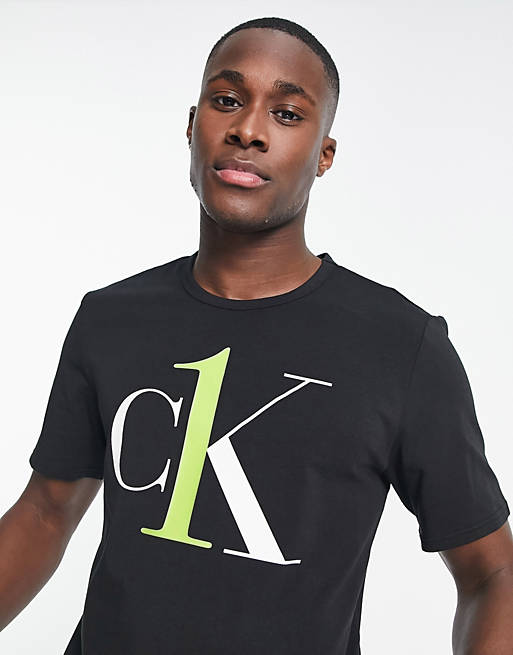 CK1 Asos Uomo Abbigliamento Abbigliamento per la notte Loungewear T-shirt da casa nera con grafica 