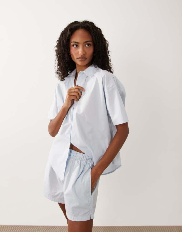 Calvin Klein Conjunto azul tenue de camisa y pantalones cortos