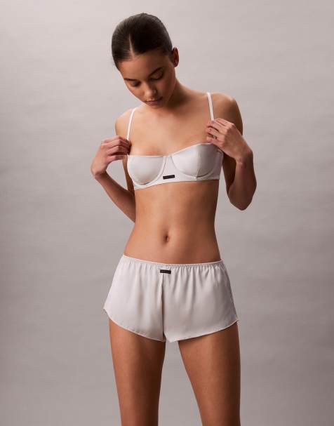 Calvin Klein - Coordinato bianco seducente in raso con pantaloncini e reggiseno a balconcino - view 1