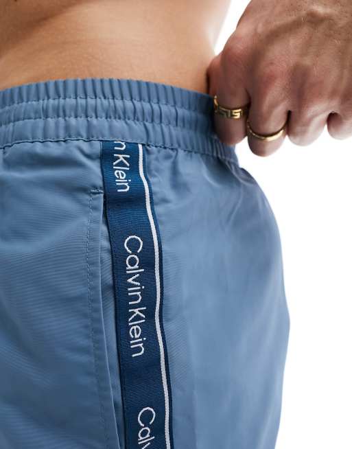 Calvin Klein – Core – Blå mellanlånga badshorts med tejpad logga och dragsko, 2 av 4