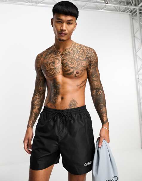 Calvin Klein – Core – Svarta korta badshorts med tejpad logga och dragsko - view 1
