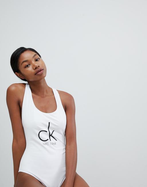 https://images.asos-media.com/products/calvin-klein-costume-da-bagno-modello-brasiliana-con-logo/9167463-1-white?$n_640w$&wid=513&fit=constrain