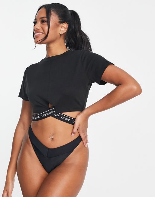Calvin Klein - Cropped T-shirt met logo in zwart, deel van co-ord set 