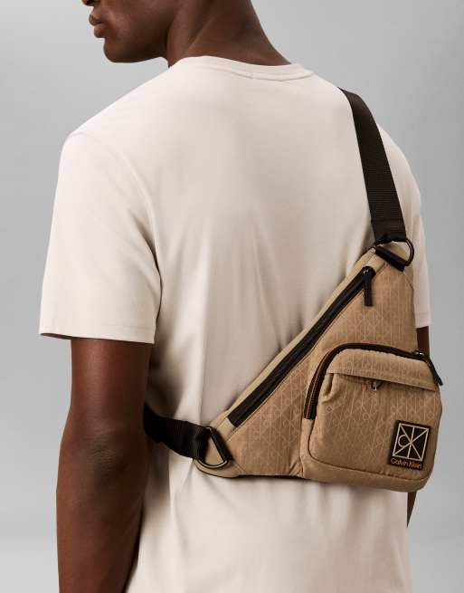 Calvin Klein - Crossbody utility-tas met embleemprint in beige, 5 van 5